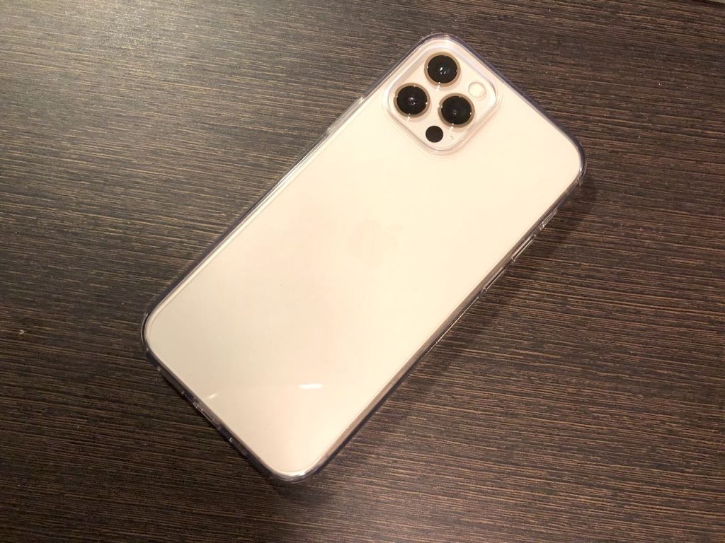 iPhone 12 Proにクリアケースを装着した状態